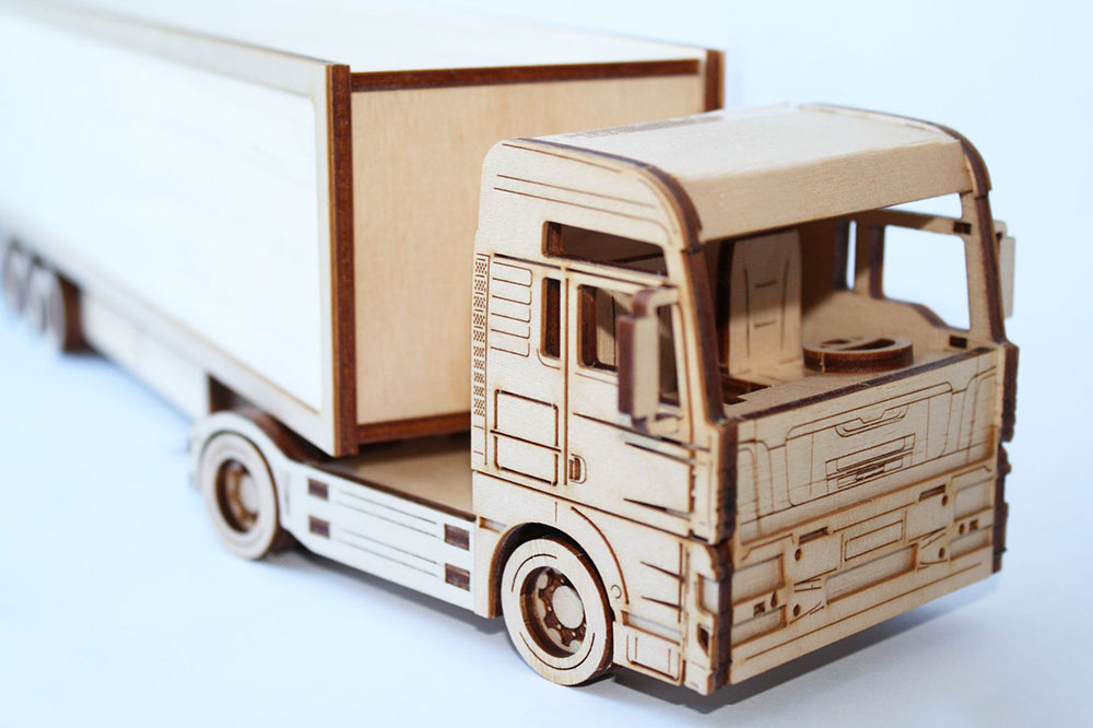 Modellbausatz LKW mit Auflieger
